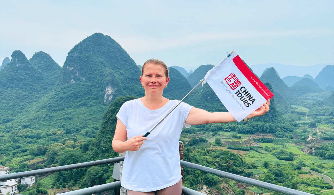 CTH DE cchizh Reisebericht_ Maria mit China Tours Flagge
