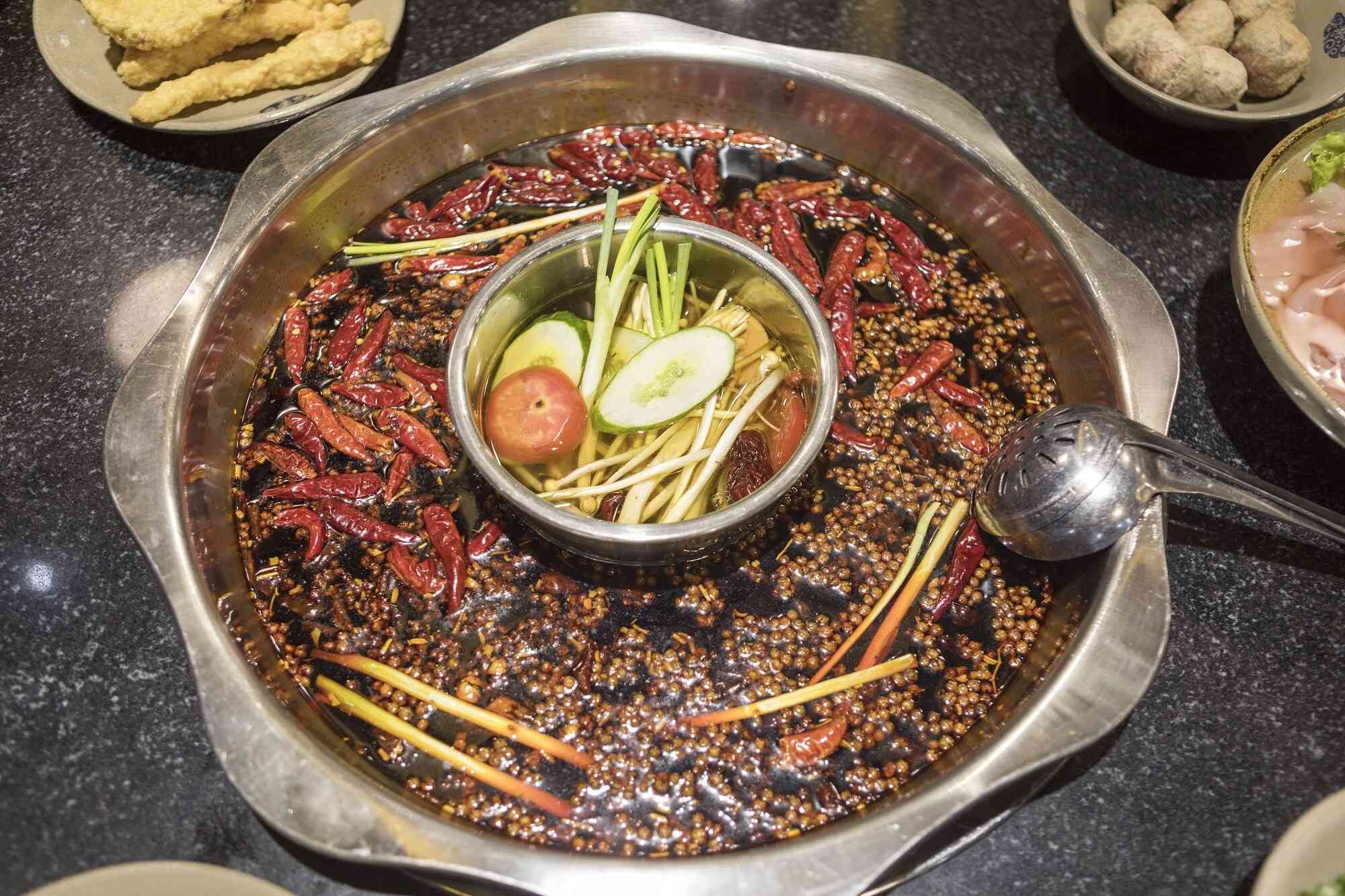 Scharfer Feuertopf – klassische Sichuan-Küche
