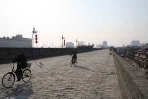 Fahrradfahren auf der Stadtmauer von Xi'an
