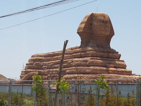 Mit einer Sphinx rechnet man in der Provinz Gansu nicht unbedingt ...