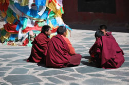 Mönche im Sakya Kloster