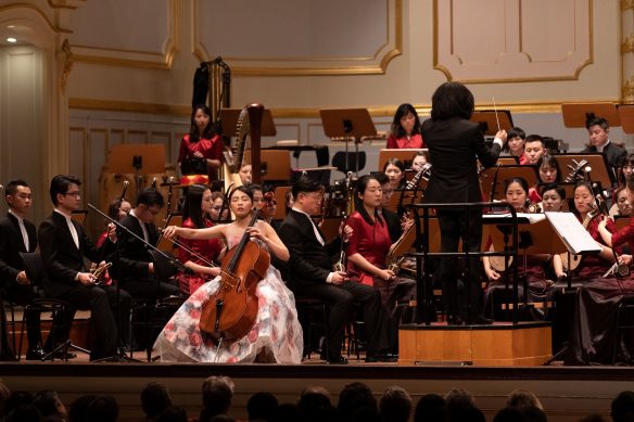 Suzhou Chinese Orchestra: Im Vordergrund ist die Cello-Solistin Chiao-Hsuan Kang zu sehen