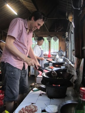 China Tours-Produktmanager Andy Flück bereitet das Abendessen im Wok zu.