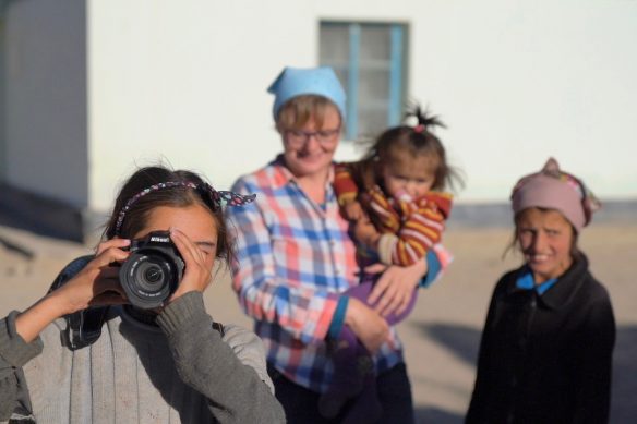 Kann sein, dass dieses Mädchen eine Fotografin aus Tadschikistan wird. © Waltraud Grunow