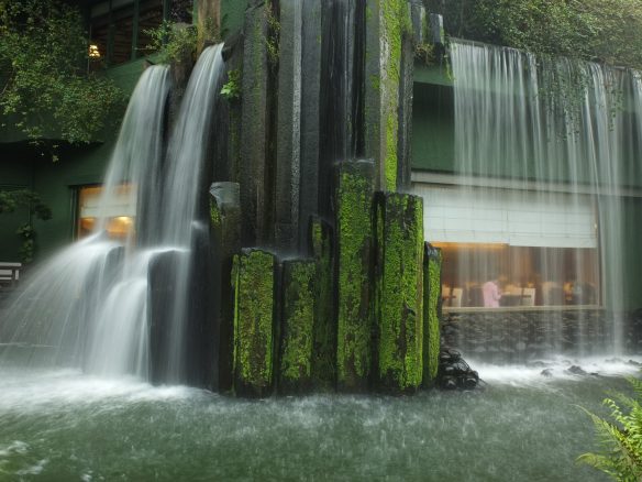 Im Chi Lin Vegetarian kann man unter einem Wasserfall in einem traditionellen Park speisen © Anna Fiedler