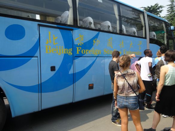 IBS Studenten auf dem Weg zum Medical Check. Bei mehreren Hundert Studenten auf einmal ist dies kein leicht zu nehmendes Abenteuer!