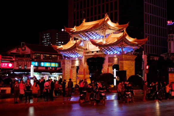 Tor auf dem Jinbi Platz bei Nacht