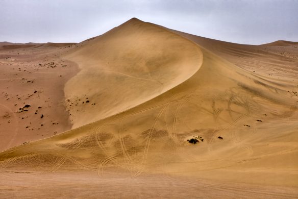 die Dünen türmen sich wie kleine Berge in der Wüste auf