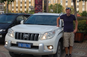 Christoph Albrecht mit dem Mietwagen in China