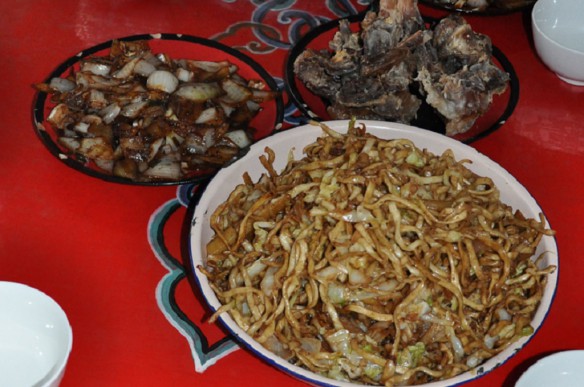 Mongolische Speisen mit Lamm und Nudeln