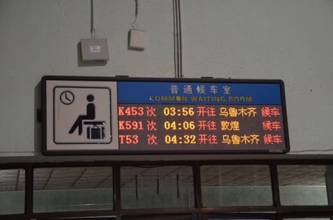 Anzeige im Wartebereich eines Zugbahnhofs in China