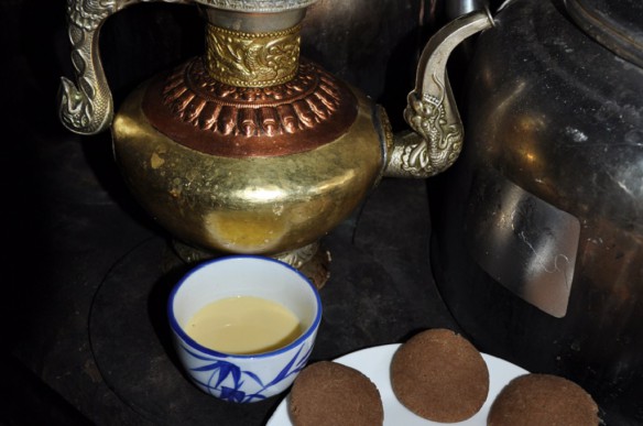 Yak-Butter-Tee und Tsampa