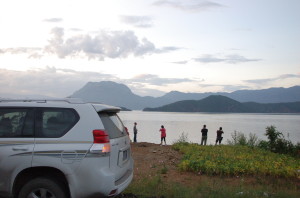 Fotostopp mit dem Mietwagen am Lugu-See in China
