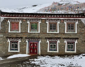 Die Häuser in Tibet sind besonders schön verziert