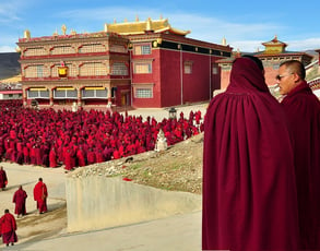 Die Mönche haben sich zum Gebet versammelt