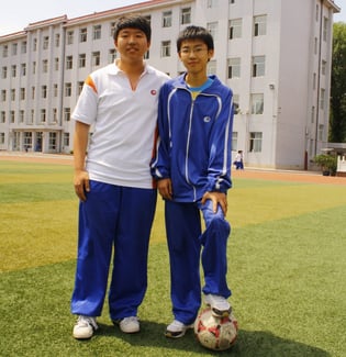 Chinesische Schüler der Mittelstufe mit Fußball