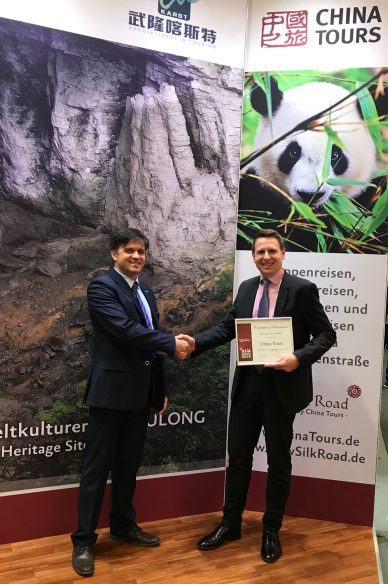 Andreas Janz, Geschäftsführer von China Tours, nimmt den Award entgegen