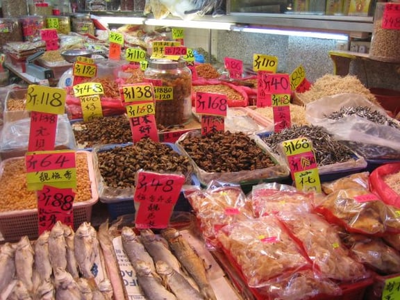 Fangfrischer Fisch wird auf Hongkongs Strassen gehandelt