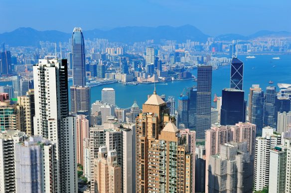 Hongkongs Skyline ist von der Meeresbrücke aus gut zu erkennen