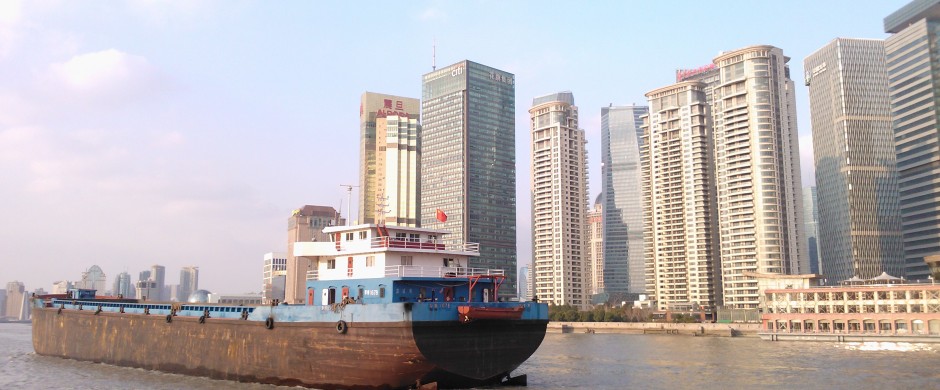 Eine Fährfahrt über den Huangpu-Fluss ist eine schöne Transportmöglichkeit.