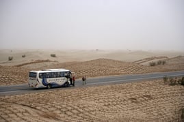 Fahrt durch die Taklamakan-Wüste