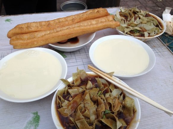 Chinesisch Frühstück: Youtiao, Sojamilch und Guobacai.
