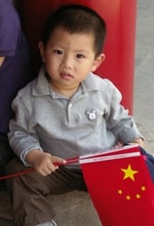 Hans Mauch: Junge mit Fahne - Goldene Woche in China
