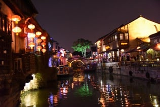 "Shantang Street" bei Nacht