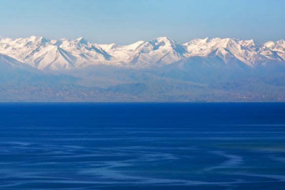Ein Meer aus Blautönen – der Yssykköl-See in Kirgisistan