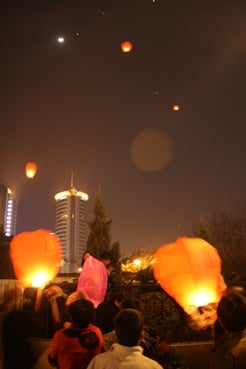 Beim Lampionfest in Xi'an sorgen die Himmelslaternen für eine stimmungsvolle Atmosphäre.