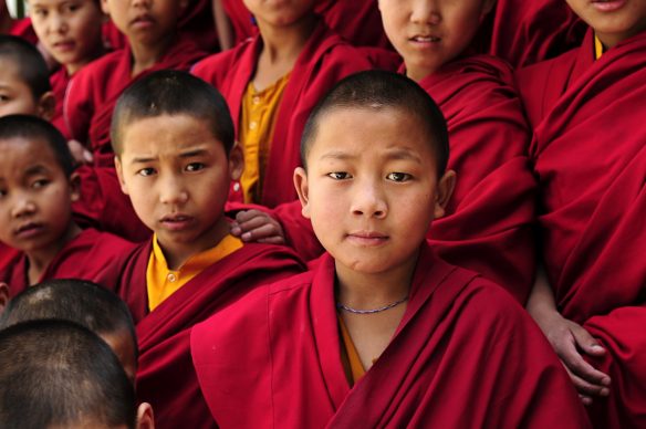 Tibetische Kinder in Mönchsgewändern
