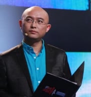 Moderator Meng Fei erklärt die Spielregeln