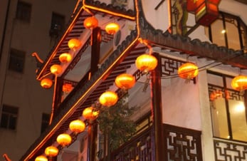Hausfassade in Suzhou bei Nacht mit Laternen und Lichter