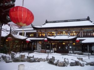 Das schneebedeckte Hamburger Teehaus zum chinesischen Neujahrsfest
