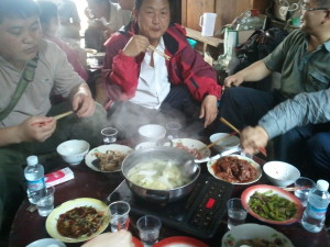 Guizhou's Spezialität: Saure Fischsuppe mit viel Gemüse