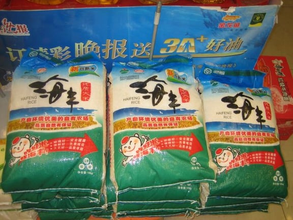 Reis wird im Supermarkt kiloweise verkauft