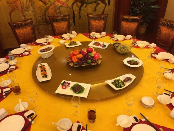 Der innere Teil des Tisches ist drehbar, sodass alle Gäste jede Speise erreichen können