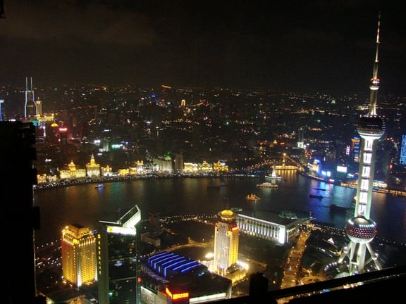 In der Nacht leuchtet die Stadt Shanghai wie das Sternenmeer am Himmel.