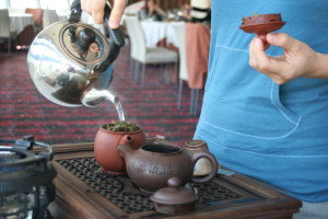 Teeaufguß bei einer chinesischen Teezeromonie