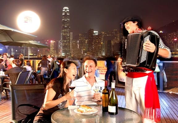 Genießen Sie delikate Köstlichkeiten und exklusive Weine am Victoria Harbour in Hongkong.