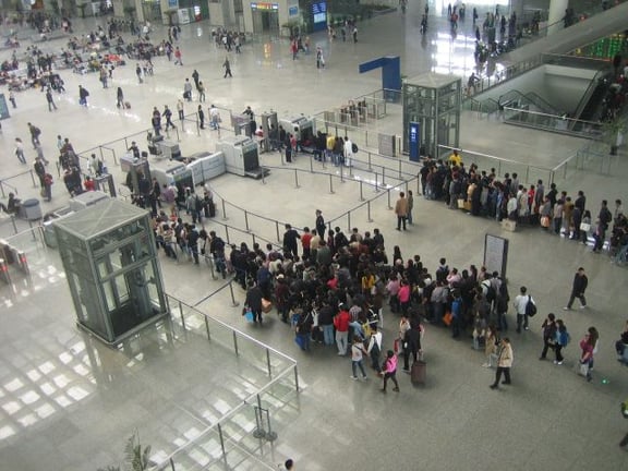 Vom Flughafen nebenan und von der Metro strömen die Chinesen in den Bahnhof