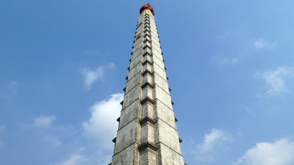 Der Obelisk mit der roten Flamme
