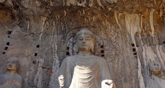 Die Bodhisattva Vairocana der Fengxian-Grotte ist mit 17 Metern die größte Statue der Longmen Grotten