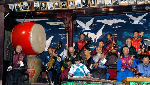 Ein traditionelles Orchester der Naxi-Minderheit