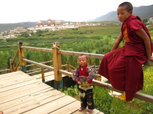 junger Mönch vorm Kloster in Zhongdian, Yunnan
