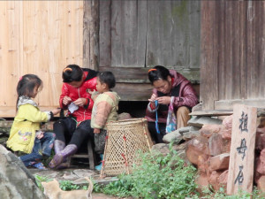 Kinder und Frauen in Basha, Guizhou