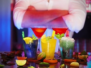 Mann, Barmann, Cocktails, Getränke