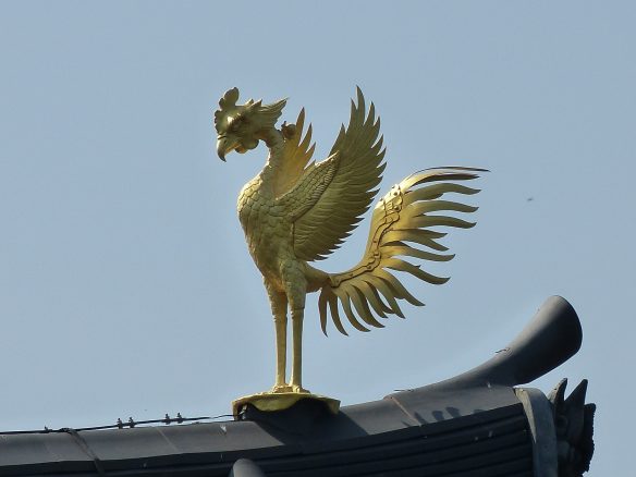 Goldene Phönixstatue in Fenghuang