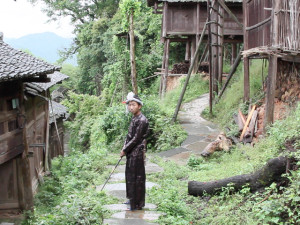 Gun Shuige (24) trägt noch immer traditionelle Miao-Kleidung und -Frisur