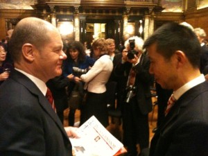 Olaf Scholz mit China Tours-Gründer Liu Guosheng 